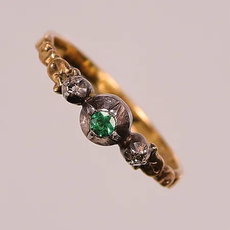 Ring, Ø18¼, bredd:4mm, diamanter 2x ca 0,005ct, smaragd, fattning delvis i silver, 18K 2,4g.