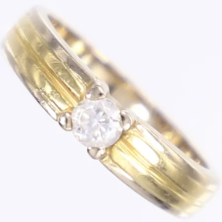 Ring med vit sten, stl 17¾, bredd 3-5mm, slitage, 18K Vikt: 4,5 g