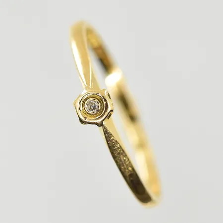 Ring med vit sten, stl 17½, bredd 1-3 mm, 18K. Vikt: 1,3 g