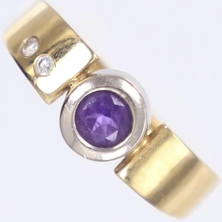 Ring med vita och lila sten, stl 20, bredd 2-7mm, bruksslitage, 18K Vikt: 3,5 g