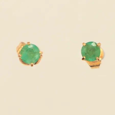 Ett par örhängen med gröna stenar, ca Ø4mm, 18K Vikt: 0,6 g
