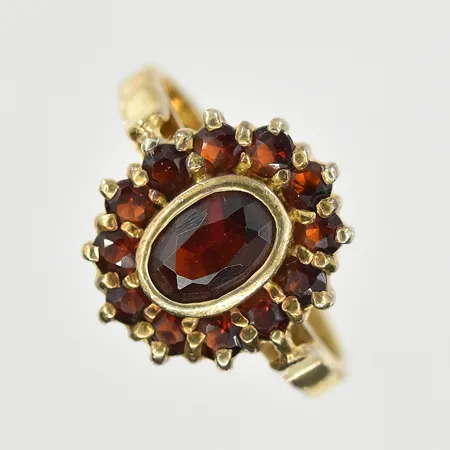 Ring med granater, stl 18, bredd 2-14 mm, förgyllt silver, 925/1000 silver. Vikt: 4 g