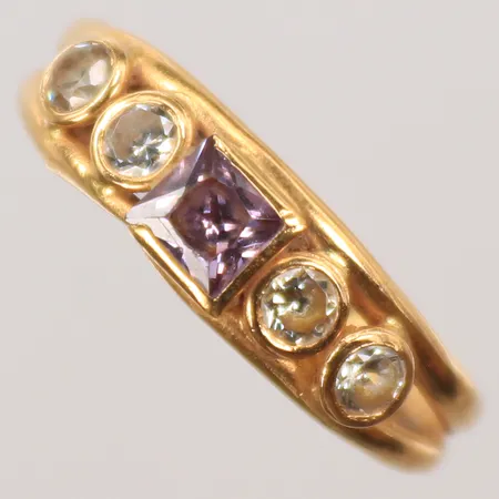 Ring med vita stenar, samt lila sten, stl 17½, skev skena, 18K Vikt: 1,2 g