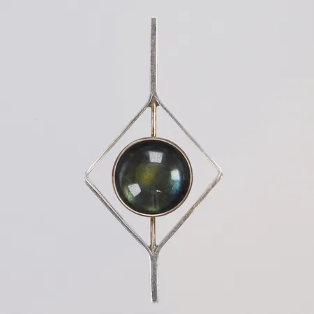 Hänge med grön sten, 55x27mm, stämplad FINLAND, repig sten, Silver 925/1000 Vikt: 6,3 g