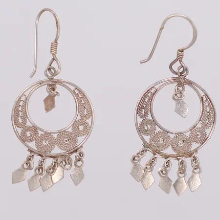 Ett par örhängen, längd 44,8mm, bredd 18,5mm, 925/1000 silver Vikt: 3 g
