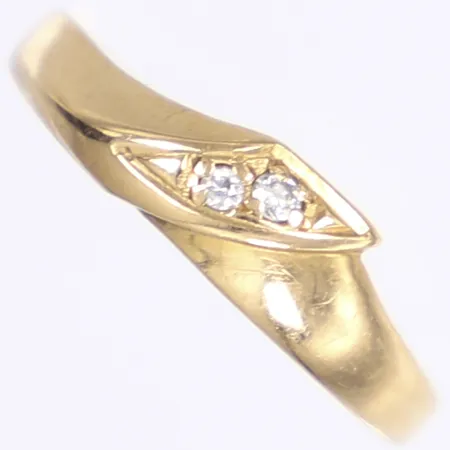 Ring med vita stenar, stl 17¼, bredd 1,5-5mm, ojämn skena, 18K Vikt: 1,5 g