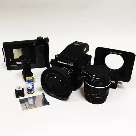 Mellanformatskamera Mamiya 645 super med bakstycke samt 2 objektiv, 80mm och 55mm, extra kassetter samt övriga tillbehör, ej funktionstestad.  Skickas med postpaket.