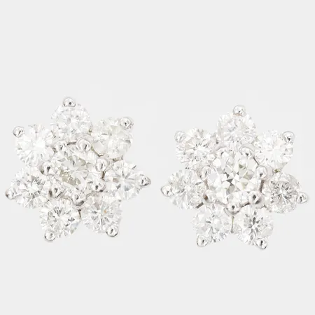 Ett par örhängen i form av blommor, 2 x ca 0,15ct samt 14 x ca 0,05ct, Ø 9mm, stift, 18K vitguld Vikt: 2,7 g