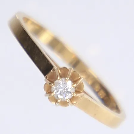 Ring med diamant 1x 0,08ct, stl 16¾, bredd 2-5mm, GFAB, 18K Vikt: 2,2 g