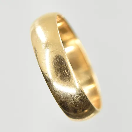 Ring, stl 17, bredd 5 mm, gravyr, 18K. Vikt: 3,7 g