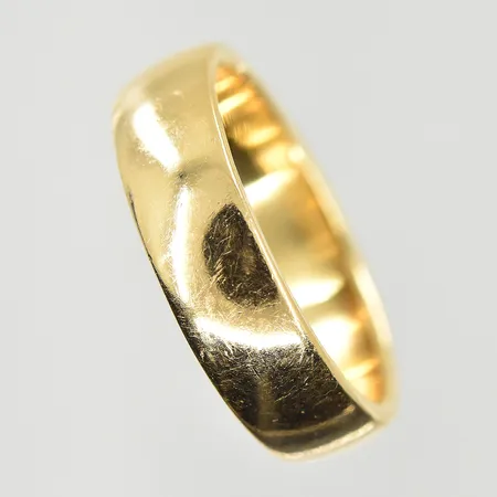 Ring, stl 16½, bredd 5 mm, gravyr, 18K. Vikt: 5,6 g