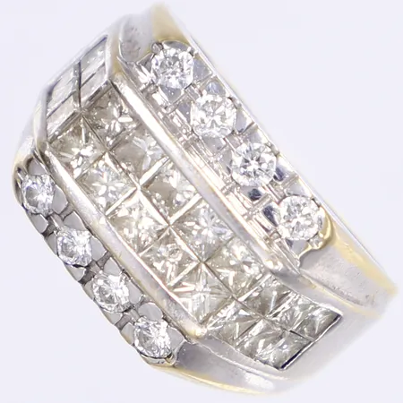 Ring med diamanter 8x briljantslipade ca 0,06ct, 22x prinsesslipade ca 0,08ct, stl ca 19½, bredd 5-14mm, i behov av omrodiering, vitguld 18K Vikt: 14,6 g