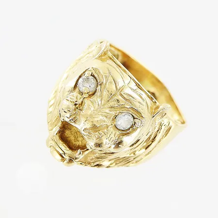 Ring, kattdjur, vita stenar, stl ca 18½, bredd 4,5-19mm, skevheter/defekter, 18K. Vikt: 13,9 g