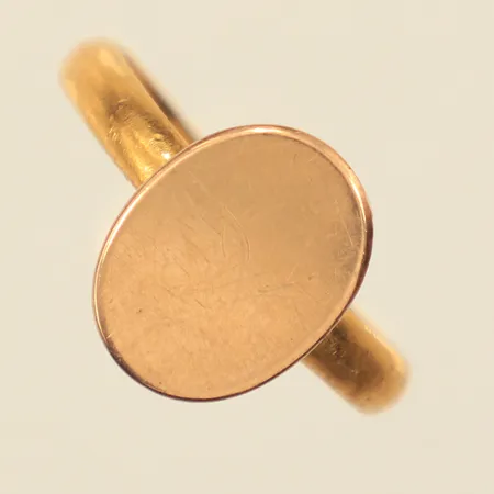 Klackring, stl 19, bredd 3,4-14mm, del av skena 18K, gravyr, repig, 23K  Vikt: 6,9 g