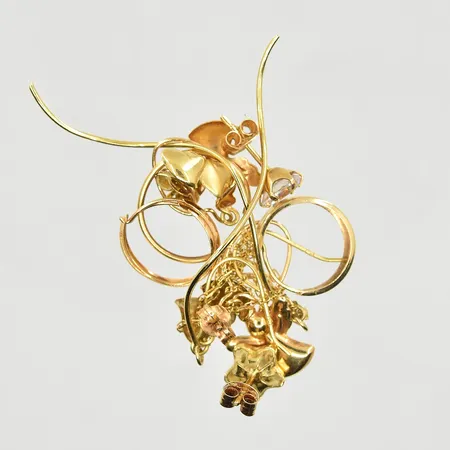 Diverse defekt guld med stenar, 18K. Vikt: 3,9 g