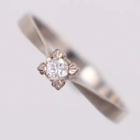 Ring med diamant 0,10ctv enligt gravyr, stl 17¼, bredd 1,9-4mm, vitguld, något skev, 18K  Vikt: 2,3 g