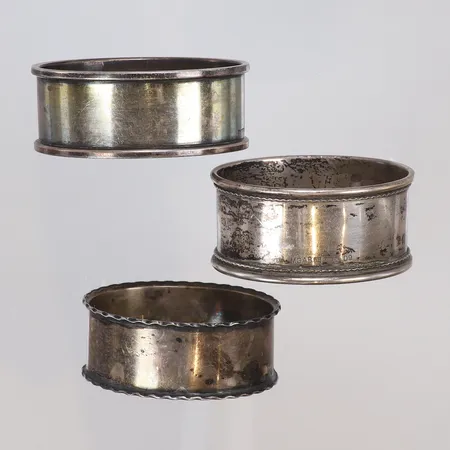 Tre servettringar, ca50x21mm, ca48x24mm, ca46x20mm, gravyr Silver 830/1000 Vikt: 55,8 g