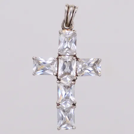 Hänge Kors med vita stenar, längd 35,7mm, bredd 5,4-19,8mm, 925/1000 silver Vikt: 4,6 g