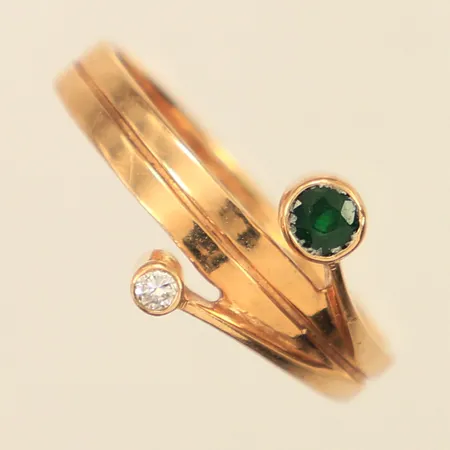 Ring med diamant ca 0,03ct samt troligen smaragd, stl 18, bredd ca 3-11mm, Finland, 14K Vikt: 2,5 g
