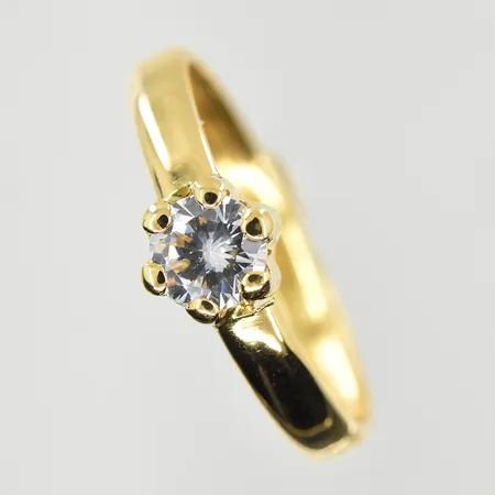 Ring med vit sten, stl 17¼, bredd 3-6 mm, 18K. Vikt: 0,8 g