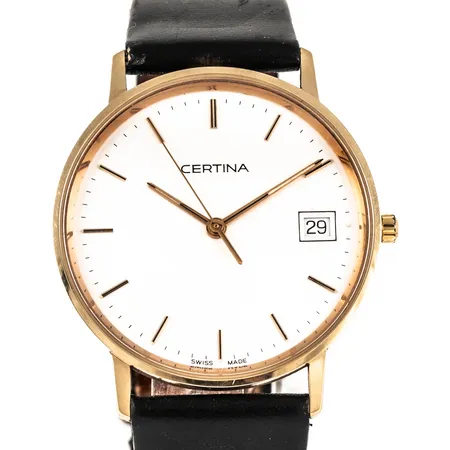 Herrur Certina i 14K guld. Boett Ø 33,5 mm med företags- och namngravyr. Datum. Safirglas. Quartz. Trasigt läderband, ej original. Vikt: 0 g