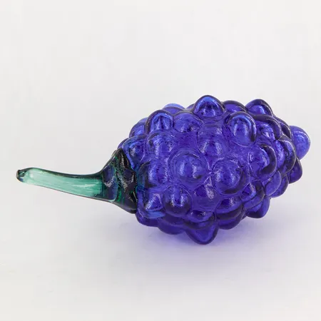 Konstglas, druvklase ur serien Frutteria, formgivare Gunnel Sahlin, höjd: ca 8cm, längd: ca 20cm, nr: 99027, Artist Collection, signerad samt etikettmärkt 