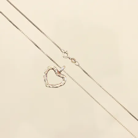 Kedja Venezia, längd 50,5cm, bredd 1mm, hänge hjärta längd 20mm inklusive ögla, bredd 17mm, 925/1000 silver  Vikt: 5,2 g