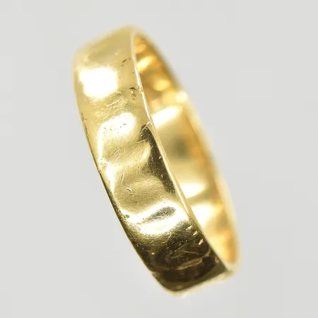 Ring, stl 19½, bredd 5 mm, hamrad dekor, gravyr, 18K. Vikt: 5,4 g