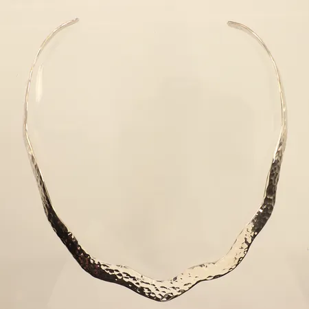 Collier, stelt, innermått ca 30cm, bredd ca 5-11mm, hamrad dekor, GFAB, 925/1000 silver  Vikt: 29,8 g