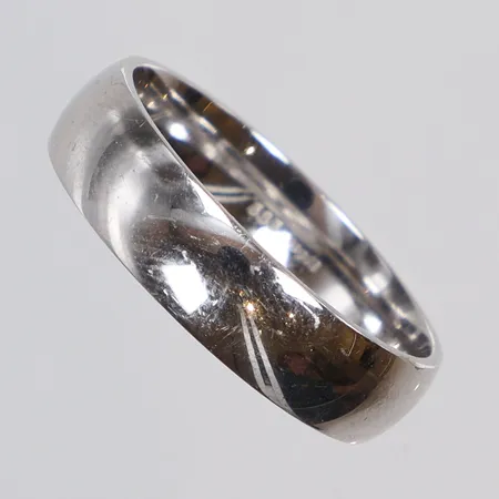 Ring slät, stl 18, bredd 5mm, vitguld, 14K  Vikt: 4,7 g