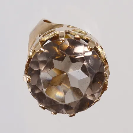 Ring med grå sten, stl 17¾, bredd 3-7mm, ostämplad, 14K  Vikt: 6,8 g