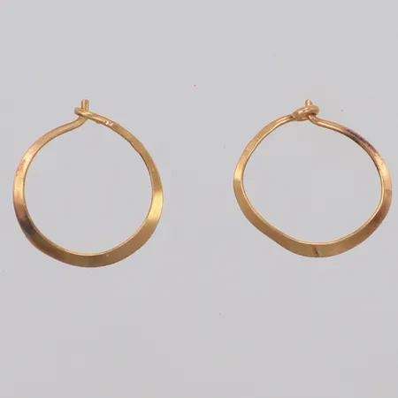 Ett par örhängen, Ø9,5mm, skeva, 18K Vikt: 0,2 g