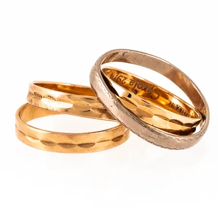 Graverat guld i 18K. Vikt: 10,3g.