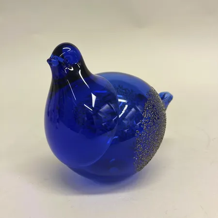 Figurin, fågel, höjd 12,5cm, längd 16cm, etikettmärkt Lasilandia, Finland, blått glas Skickas med paket.