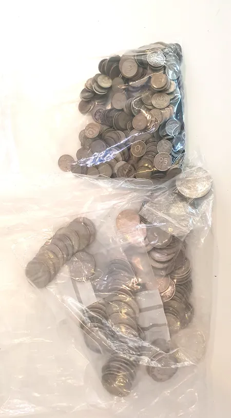 Blandade svenska silvermynt  925/1000= brutto 54gr  , 80%, 1116gr brutto, 40% 1461gr brutto   totalvikt  2631gr brutto,  nettovikt 1524gr   Vikt: 1524 g