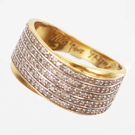 Ring med ca 150 stycken diamanter, totalt 0,42ctv, stl 16½, bredd: 3-9mm, gravyr, 18K Vikt: 3,5 g