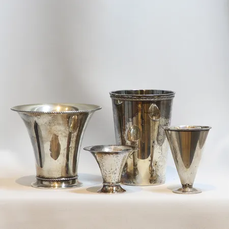 Diverse silver, bägare, gravyrer, buckliga, Silver 830/1000 Vikt: 325 g