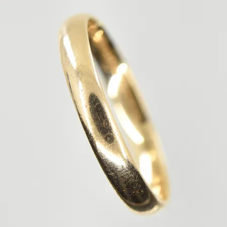 Ring, stl 20¾, bredd 3 mm, gravyr, 9K. Vikt: 2,5 g