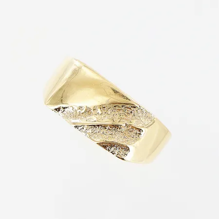 Klackring, stl 19¼, bredd 2,5-9mm, smärre repor, 18K.  Vikt: 6,5 g
