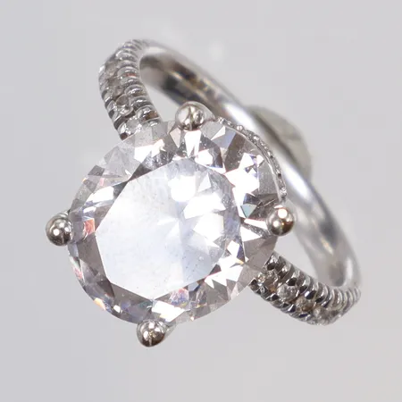 Ring med vita stenar, stl 15½. bredd 2-7mm, vitguld, mittstenen något lös, 14K  Vikt: 4,6 g