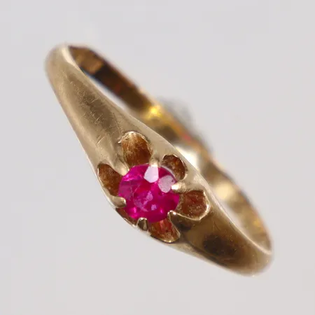 Ring med röd sten, stl 17¼, bredd 2-5mm, gravyr, ojämn skena, 18K  Vikt: 1,6 g