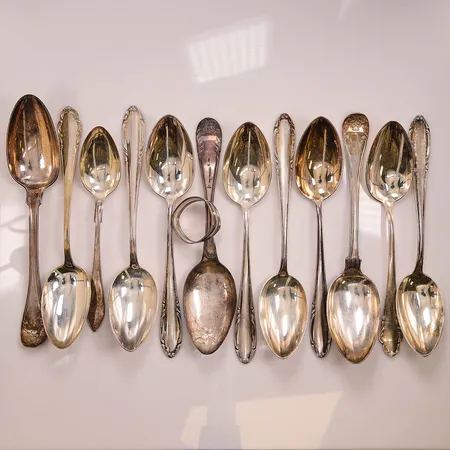 12 Matskedar, udda, gravyr, 1 Servettring, 830/1000 Silver 720g.
