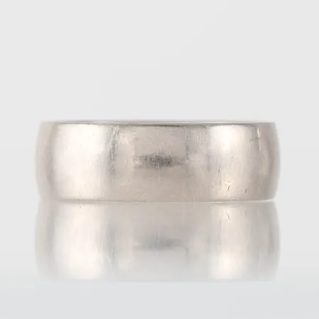 Ring vitguld med gravyr, Lyxxa, storlek 19 mm, bredd 7 mm, 18k. Vikt: 9,8 g