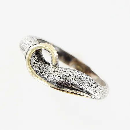 Ring stl 17¾, bredd 2,5-7mm, förgylld detalj, silver 925/1000. Vikt: 3,2 g