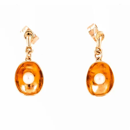 Hängande örhängen i 18K guld med vita odlade pärlor Ø 4 mm i skålformat hänge. De är 8,8 mm breda, 19,5 mm långa och väger 2,2g.