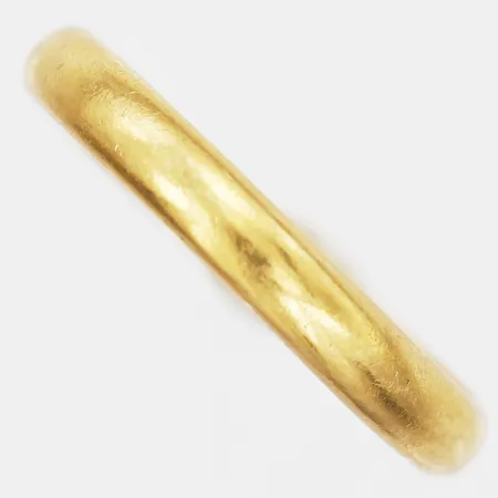 Ring, slät, stl: 18¾, bredd: 4mm, personlig gravyr, bruksslitage, bucklig skena, 23K guld.  Vikt: 4,9 g