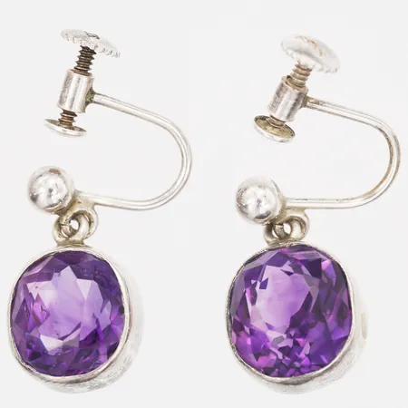 Ett par örhängen med fasettslipade ametister 2 x ca 4,5ct, höjd: 20 mm, bredd: 12 mm, skruvstoppers, silver. Vikt: 5,4 g