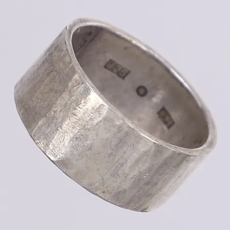 Ring, hamrad dekor, stl 18, bredd 9mm, tillv. Stefan Salomonsson, Göteborg, silver 925/1000 Vikt: 7,1 g