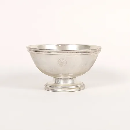 Skål på fot, profilerad mynning, höjd: 6cm, Ø10,5cm, gravyr, 800/1000 silver. Vikt: 147 g