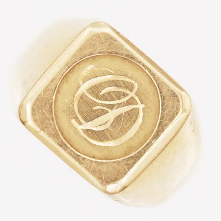Klackring, stl: 18¼, bredd: 3-13mm, monogramgravyr, 18K guld. Vikt: 6,4 g